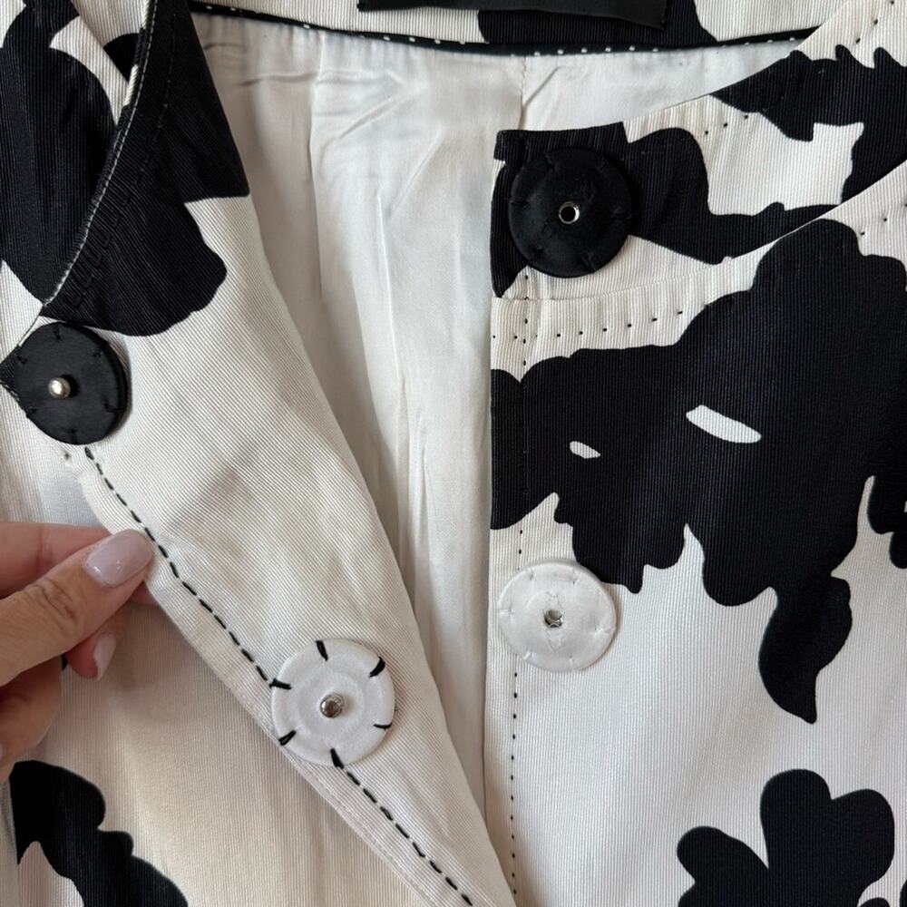 Elie Tahari | Black and White Floral Long Jacket - Picture 5 of 7